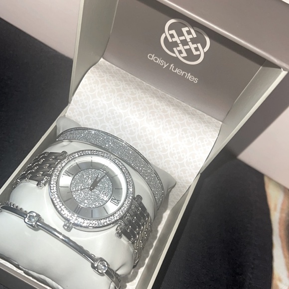 Watch and bracelet set. Never worn and in great condition 🥰 - Picture 2 of 4